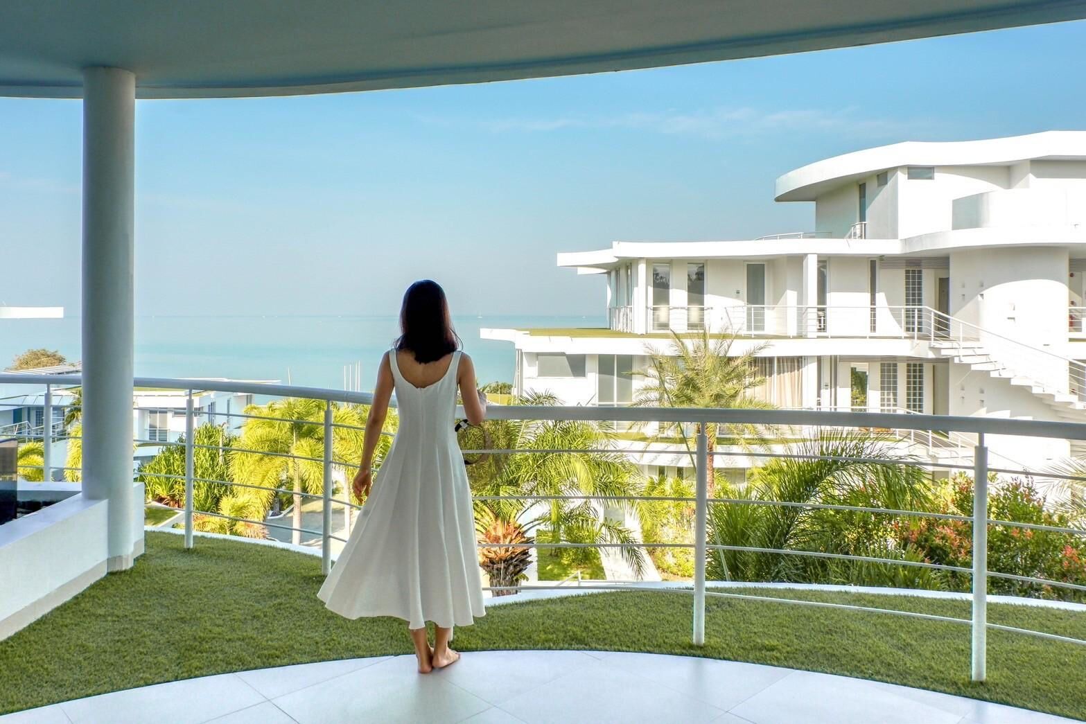 Pure Sunset Beach: Balcon et vue extérieure