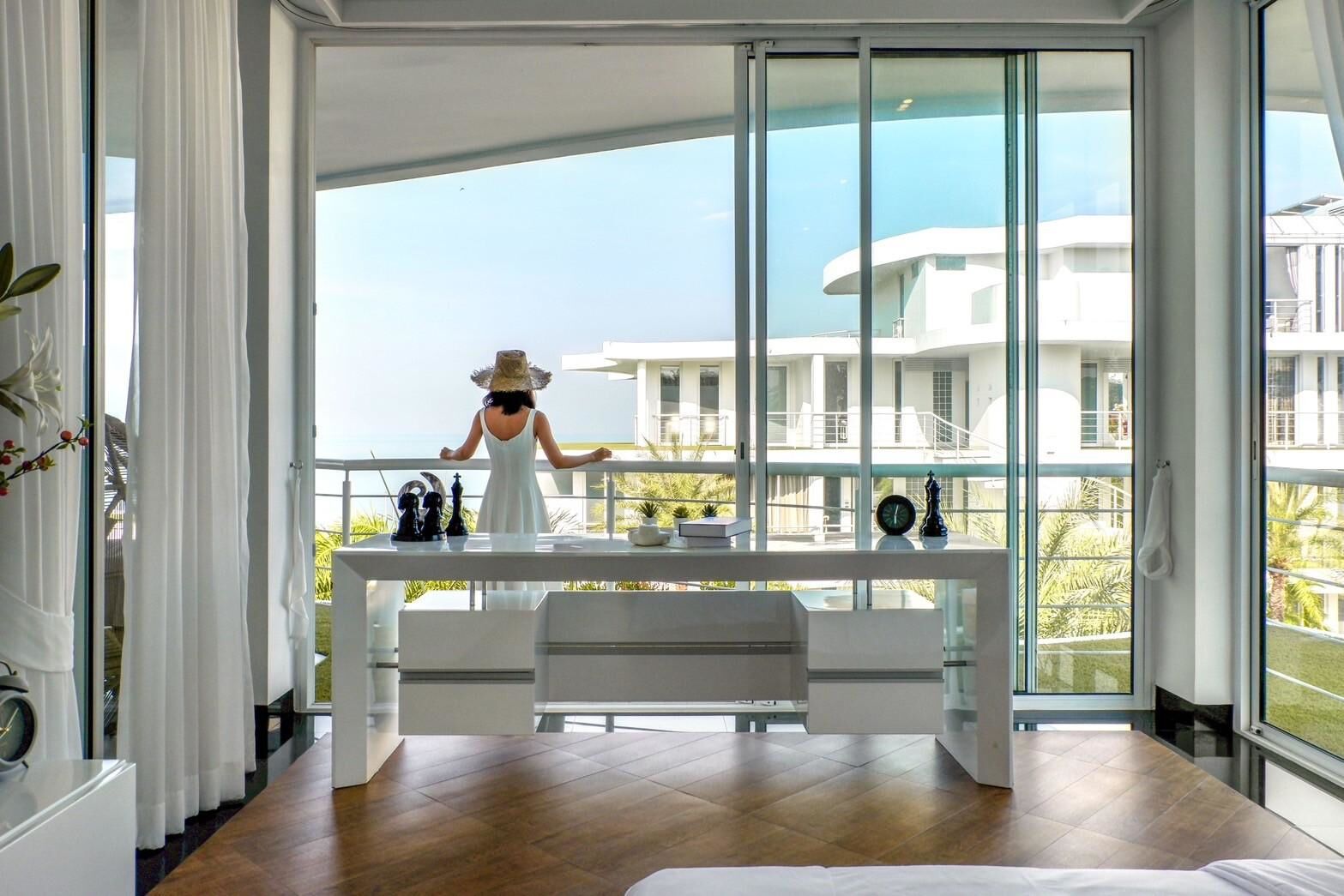 Pure Sunset Beach: Balcon et vue extérieure