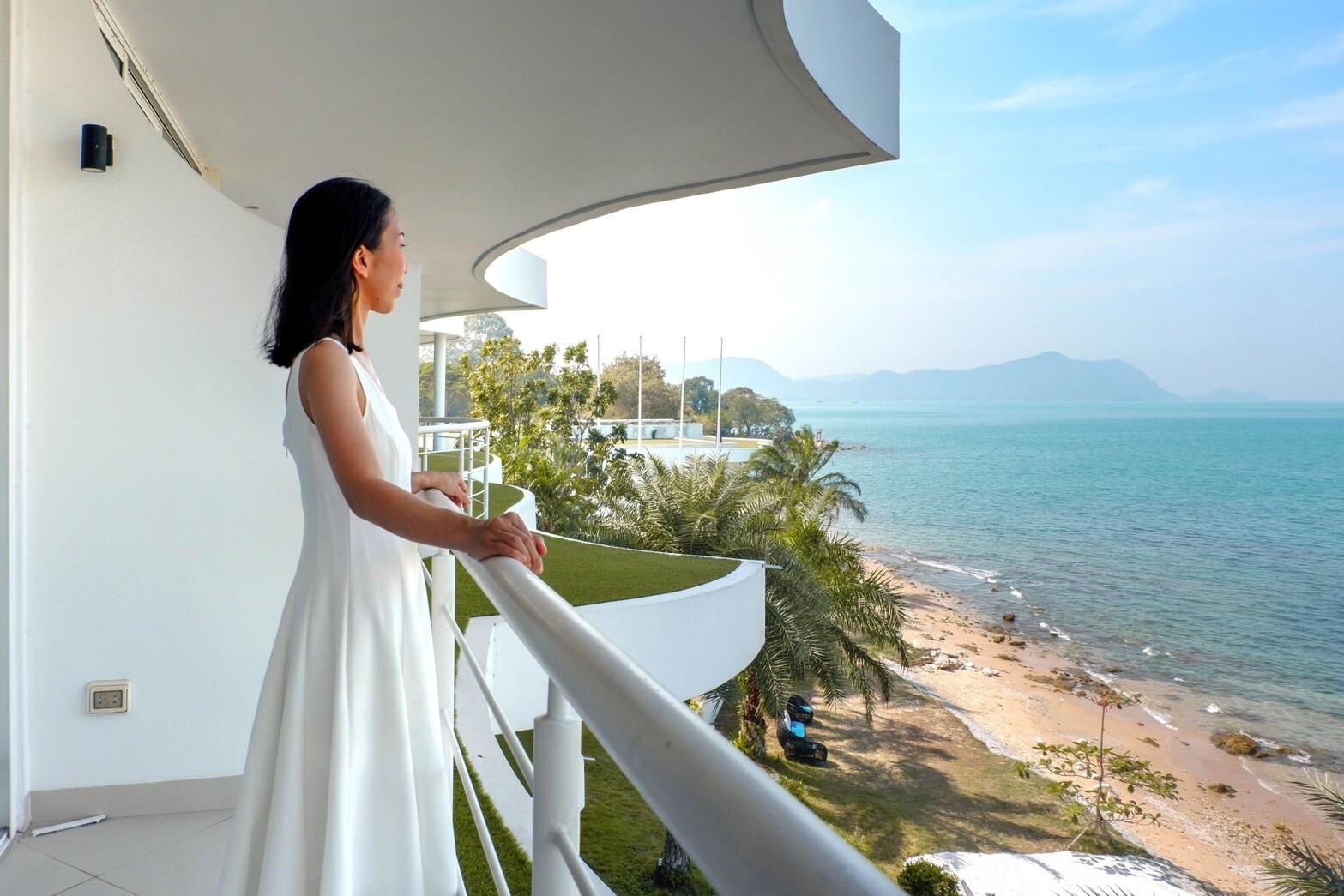 Pure Sunset Beach: Balcon et vue extérieure