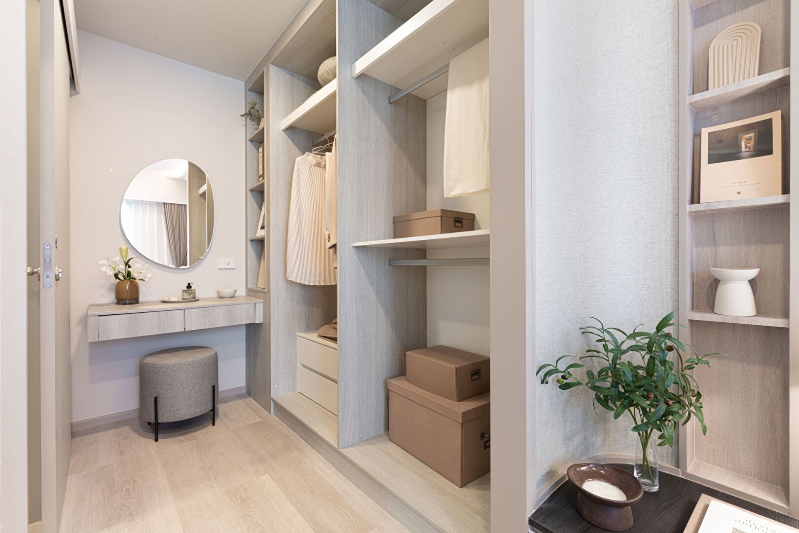 COBE Ratchada-Rama 9: Wardrobe and dressing area