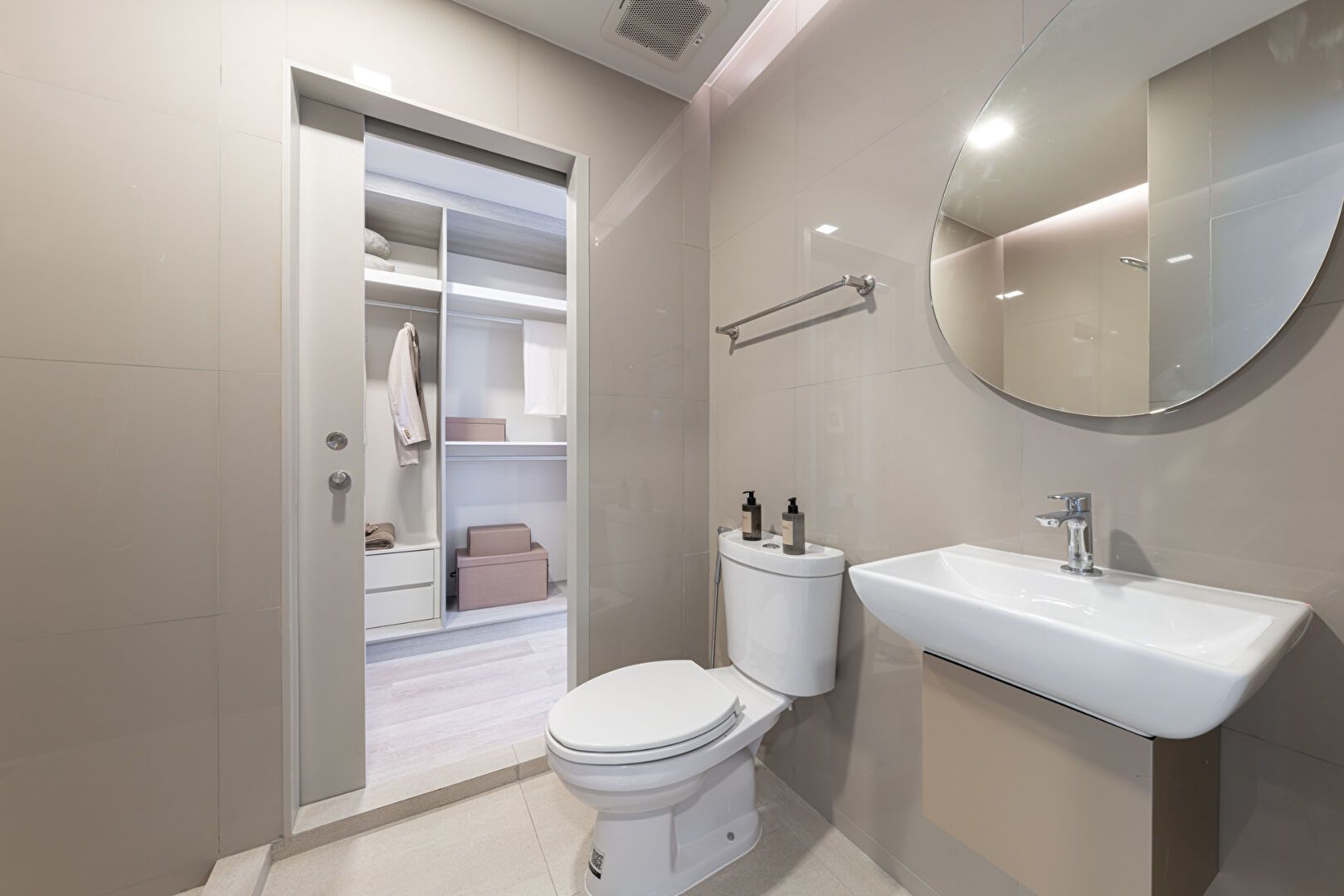 COBE Ratchada-Rama 9: Bathroom interior