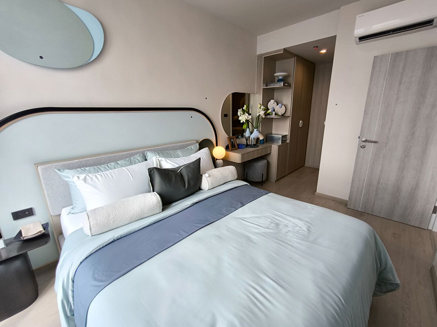 Reference Sathorn-Wongwianyai: Bedroom interior
