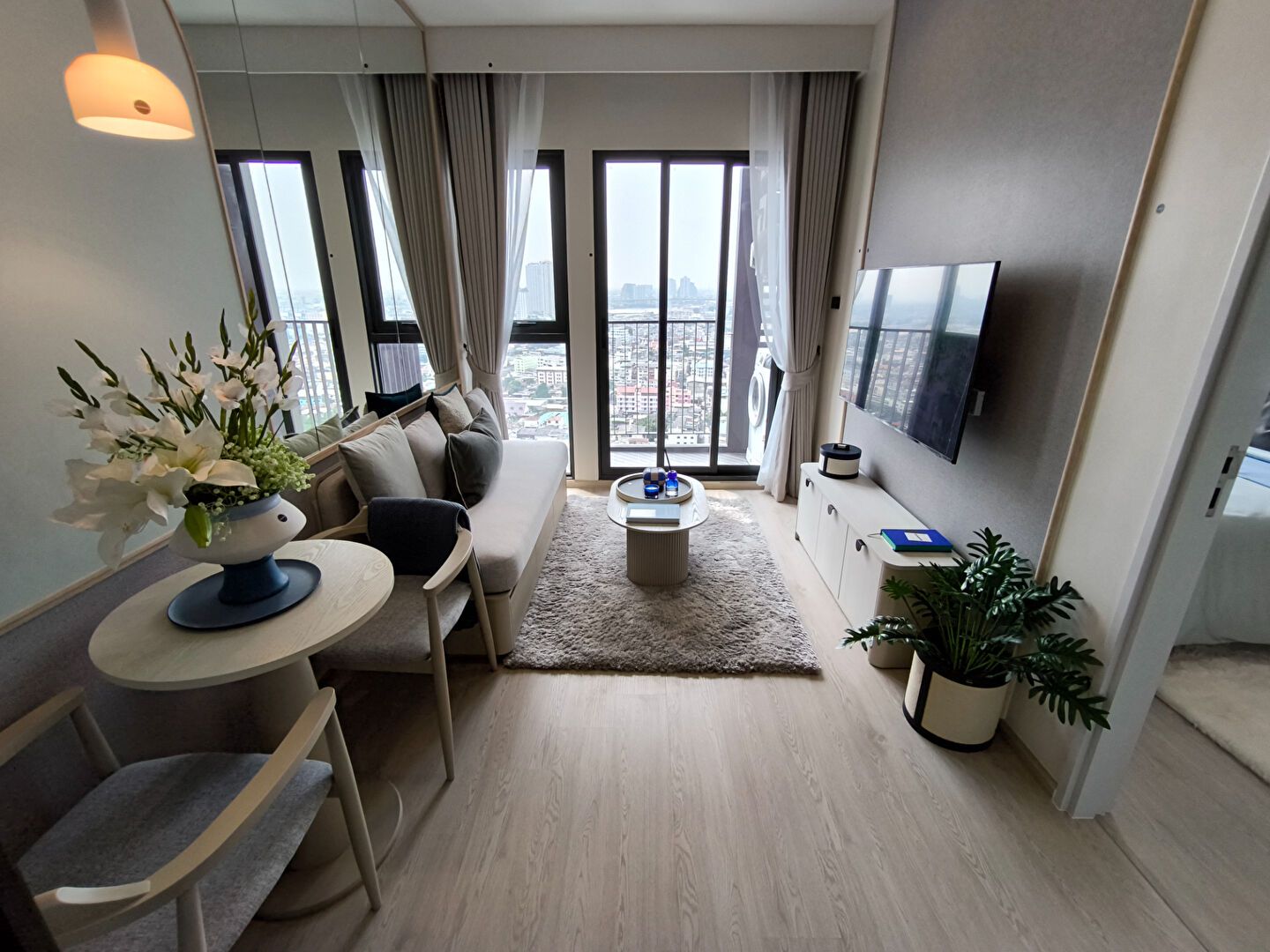 Reference Sathorn-Wongwianyai: Living area