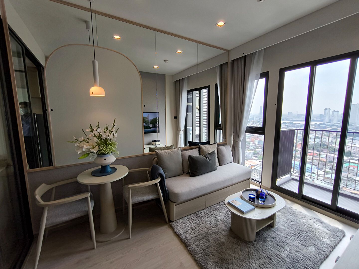 Reference Sathorn-Wongwianyai: Living area