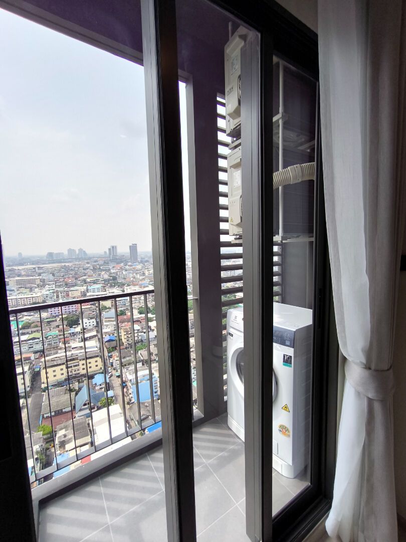 Reference Sathorn-Wongwianyai: Balcony and outward view