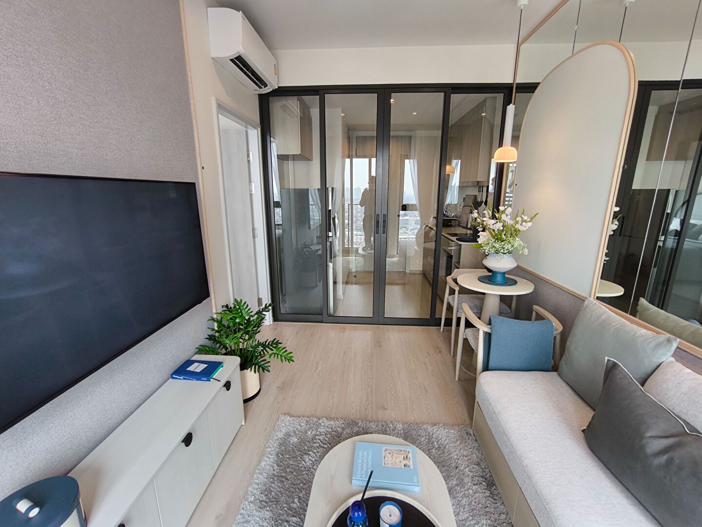 Reference Sathorn-Wongwianyai: Living area