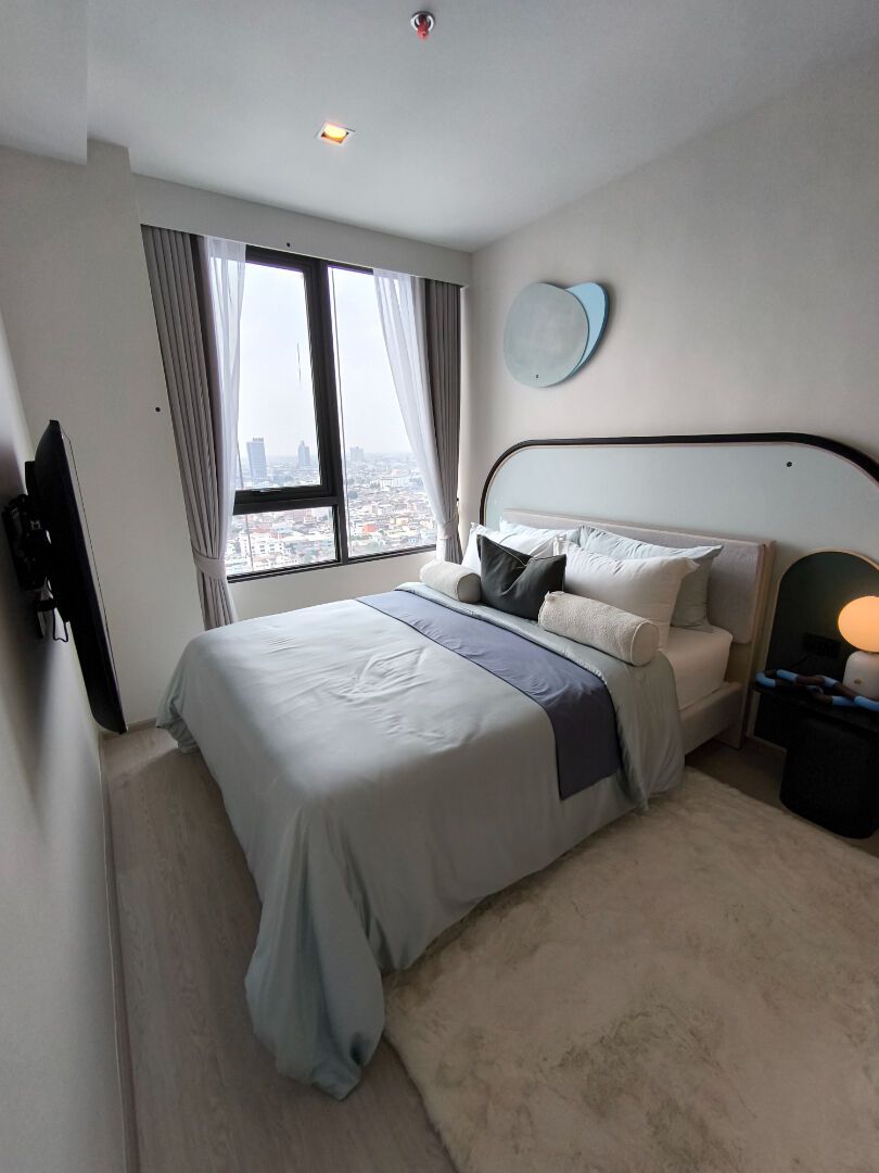 Reference Sathorn-Wongwianyai: Bedroom interior