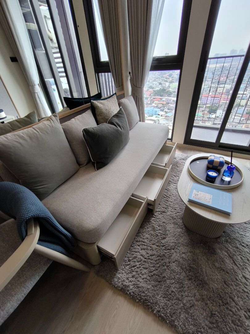 Reference Sathorn-Wongwianyai: Living area