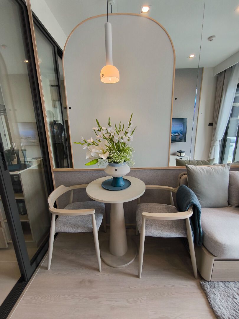 Reference Sathorn-Wongwianyai: Dining area