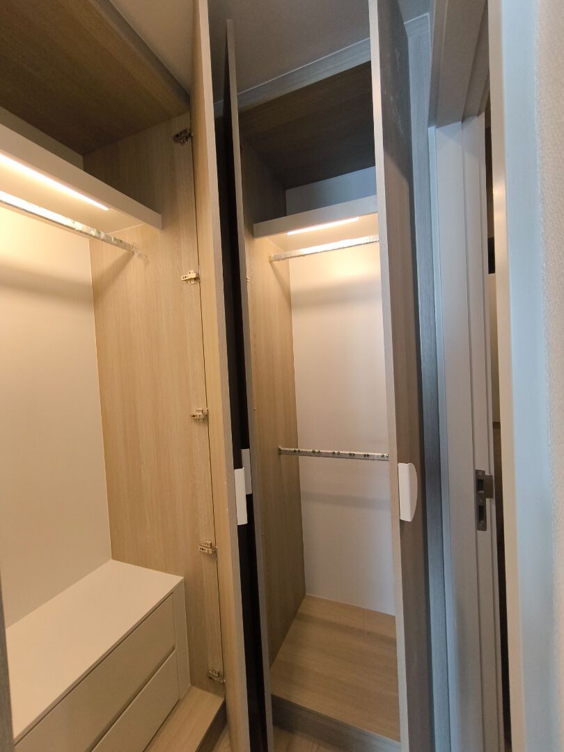 Reference Sathorn-Wongwianyai: Wardrobe and dressing area