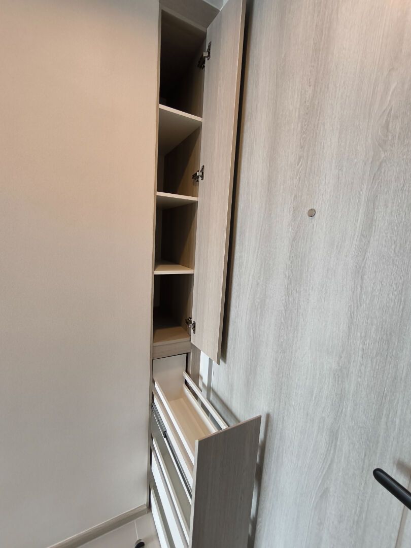 Reference Sathorn-Wongwianyai: Wardrobe and dressing area