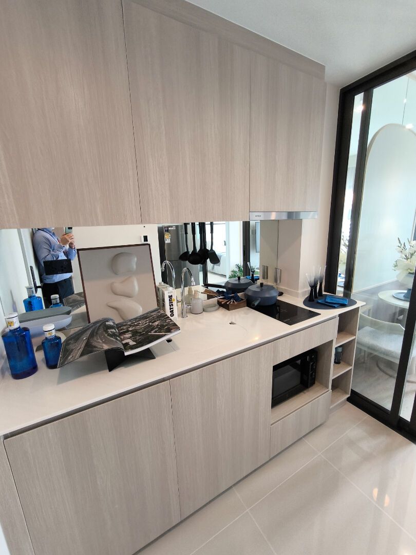 Reference Sathorn-Wongwianyai: Kitchen and fitted cabinetry