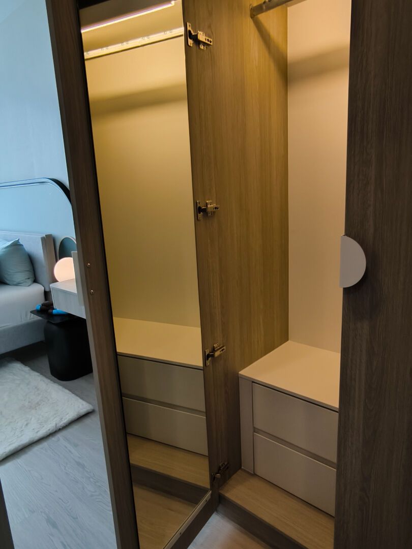 Reference Sathorn-Wongwianyai: Wardrobe and dressing area
