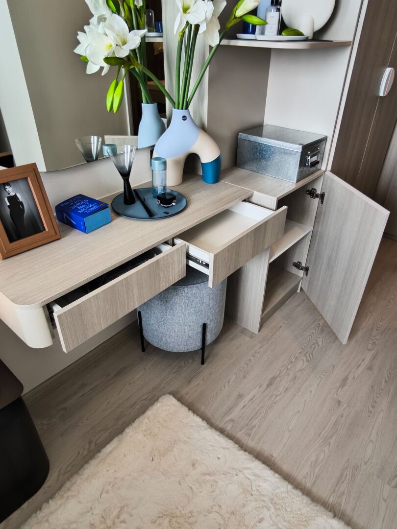 Reference Sathorn-Wongwianyai: Wardrobe and dressing area