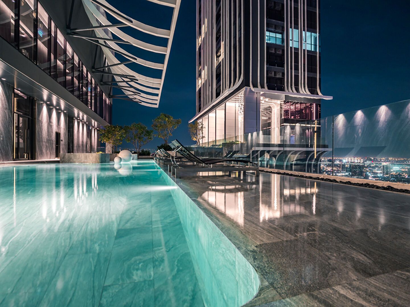 Park Origin Thonglor: สระว่ายน้ำและพื้นที่โดยรอบ