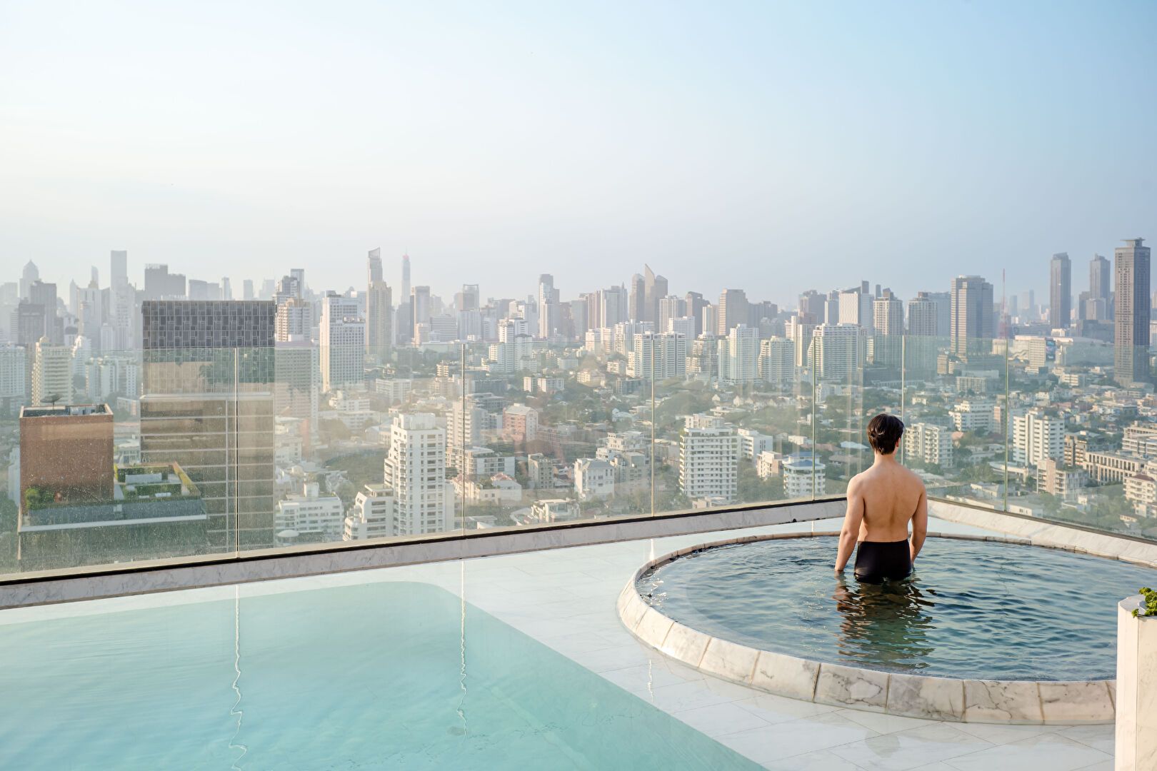 Park Origin Thonglor: สระว่ายน้ำและพื้นที่โดยรอบ
