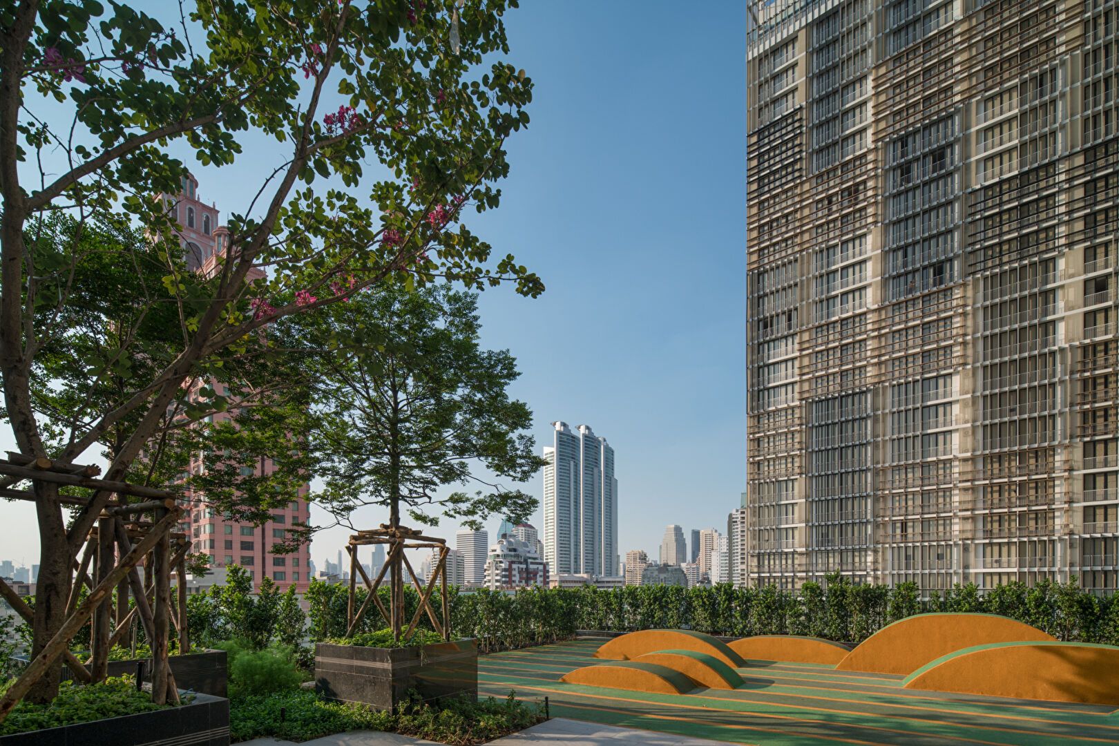 Park Origin Phrom Phong: พื้นที่สวนภายนอก