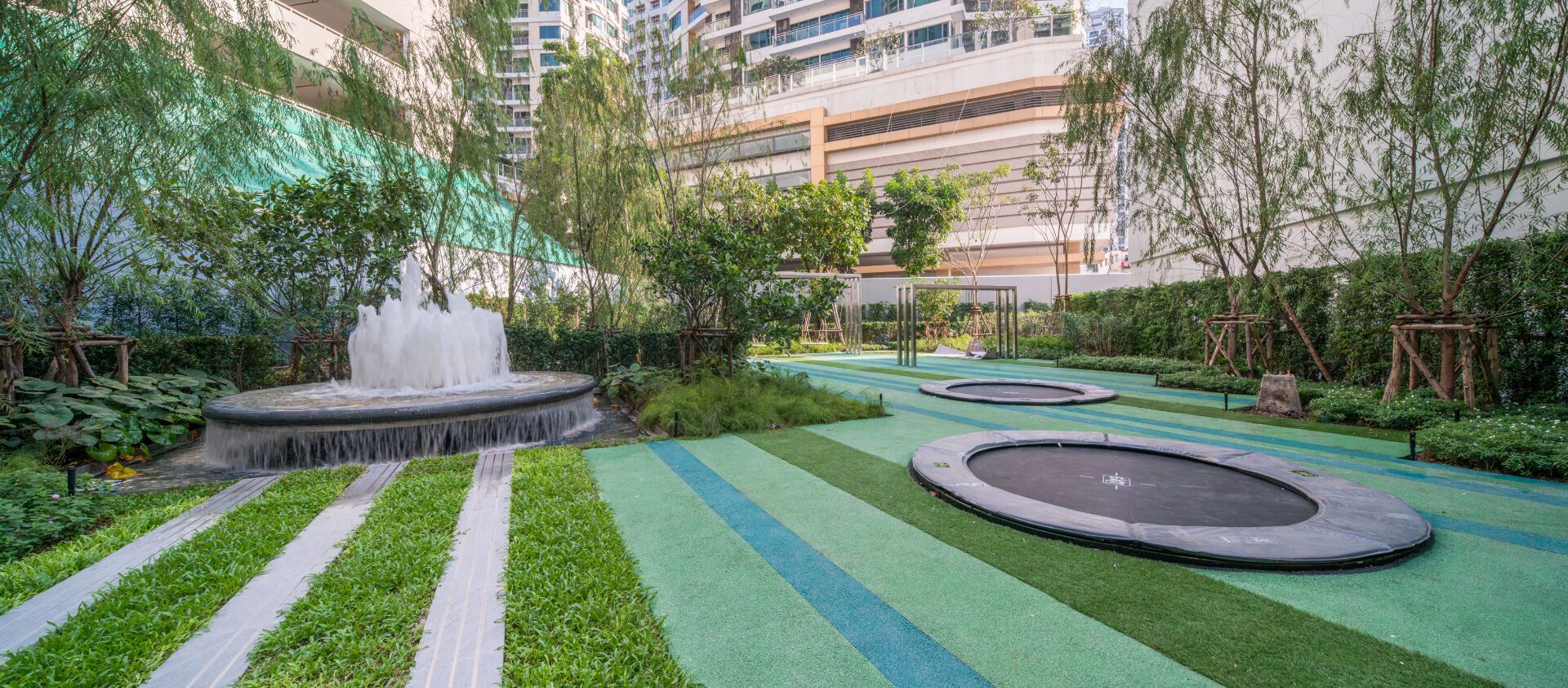 Park Origin Phrom Phong: พื้นที่สวนภายนอก