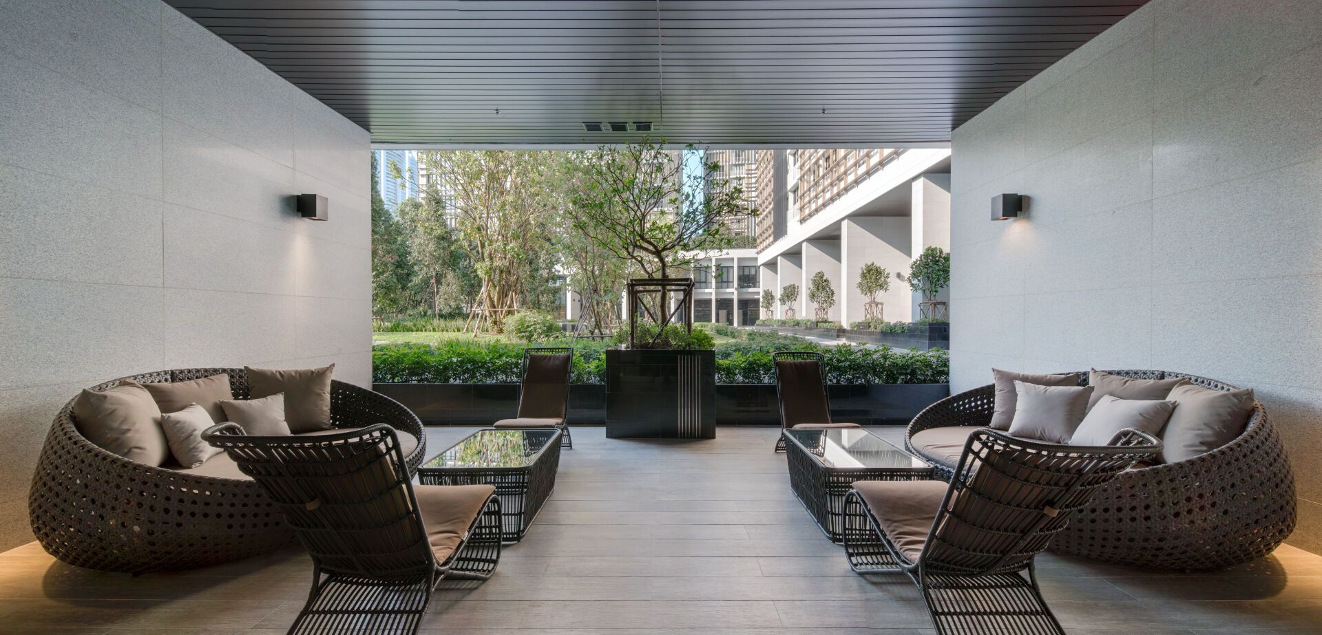Park Origin Phrom Phong: ระเบียงกลางแจ้งและพื้นที่นั่งพัก