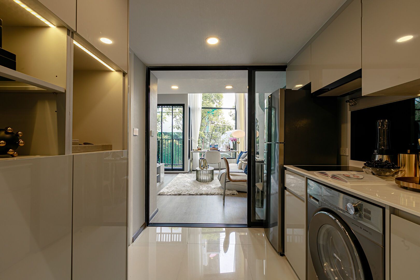 SOHO Bangkok Ratchada: ห้องครัวและตู้เก็บของ