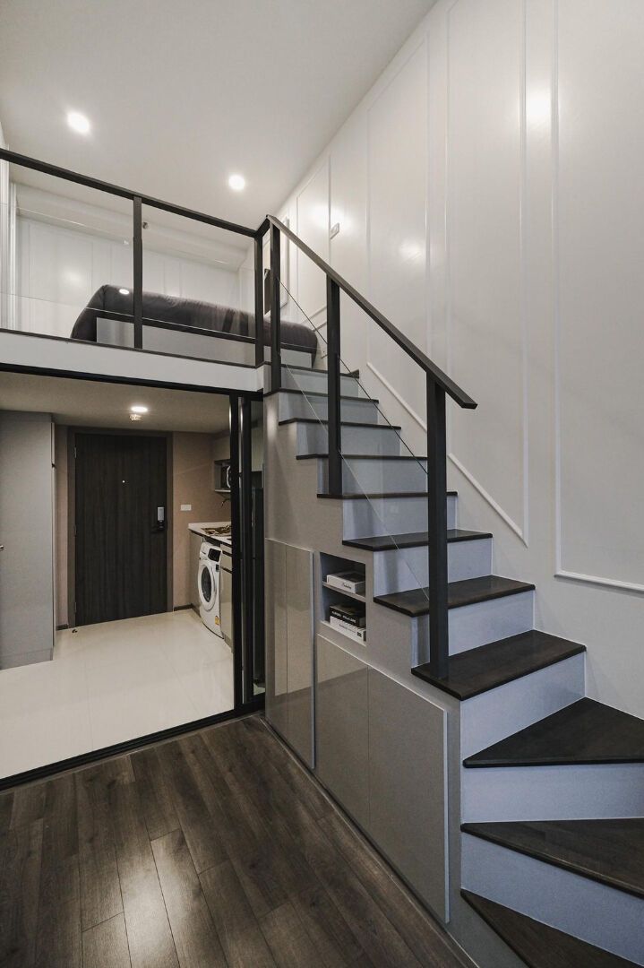 KnightsBridge Space Rama 9: Escalier et mezzanine