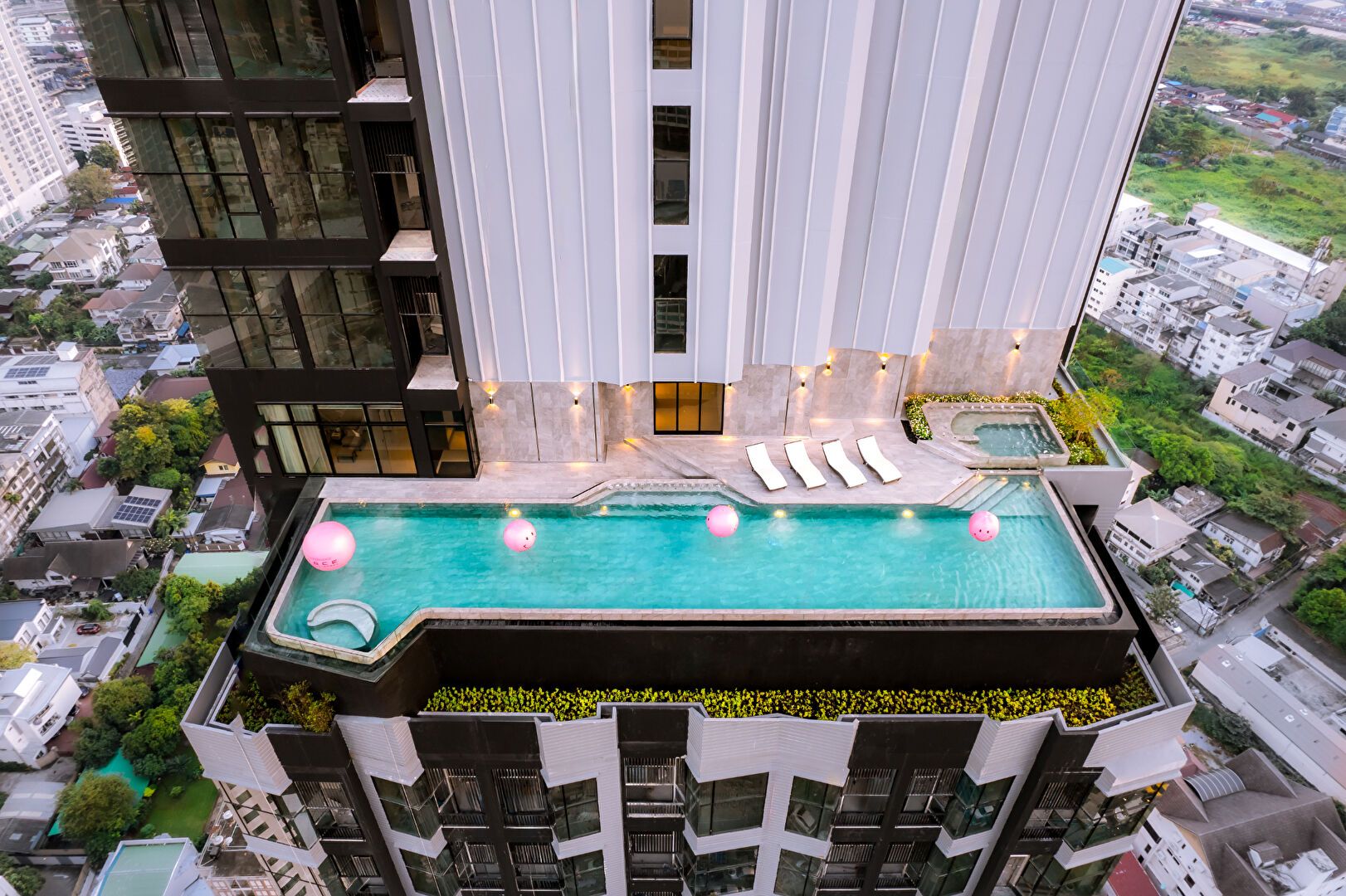 KnightsBridge Space Rama 4: Piscine et plage aménagée