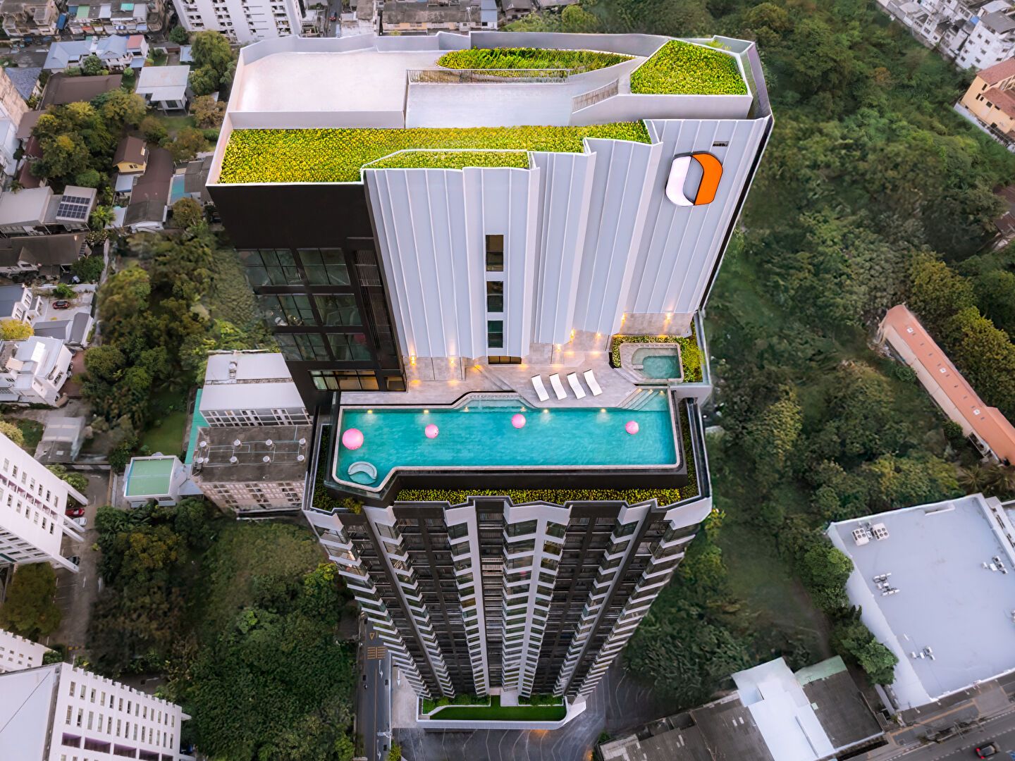 KnightsBridge Space Rama 4: Vue aérienne des bâtiments et des espaces extérieurs