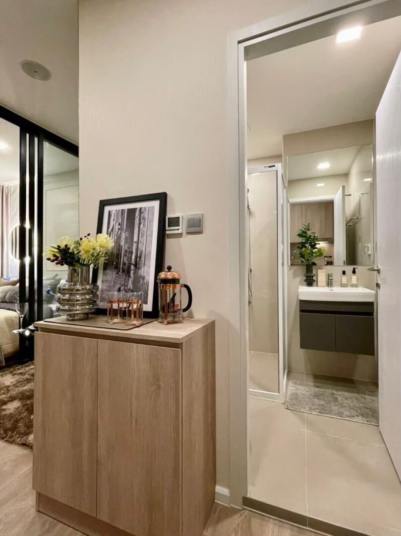 Modiz Sukhumvit 50: Wardrobe and dressing area