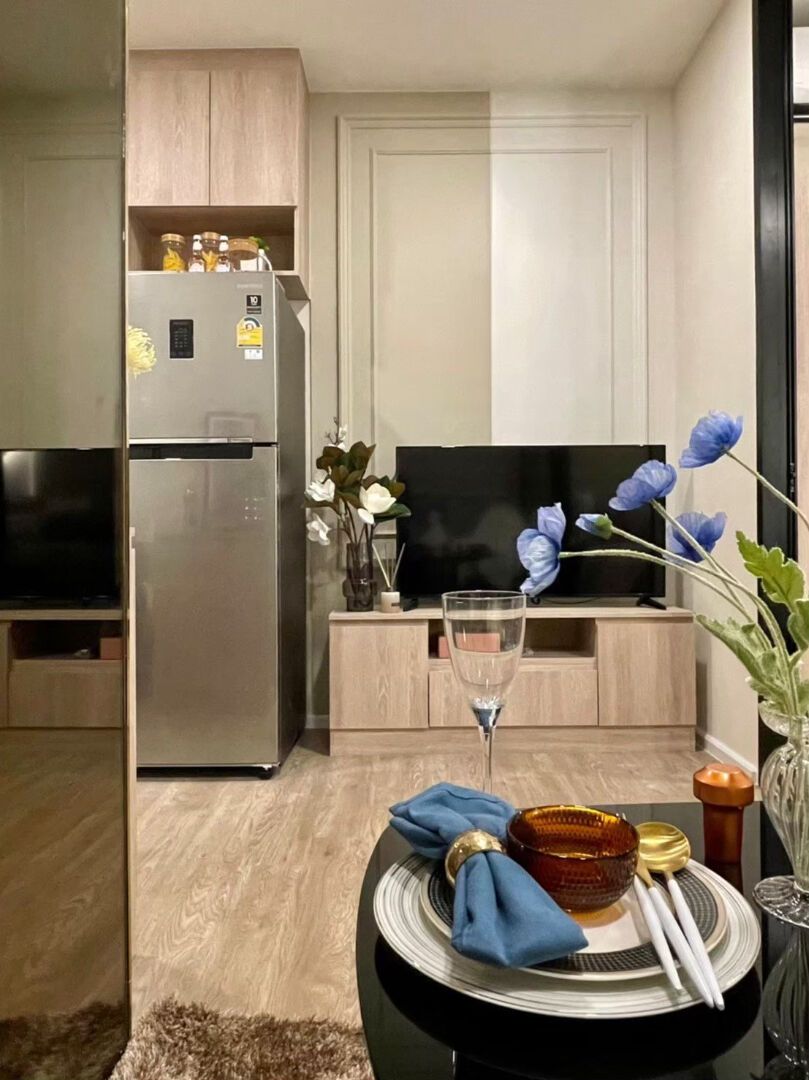 Modiz Sukhumvit 50: Kitchen and fitted cabinetry