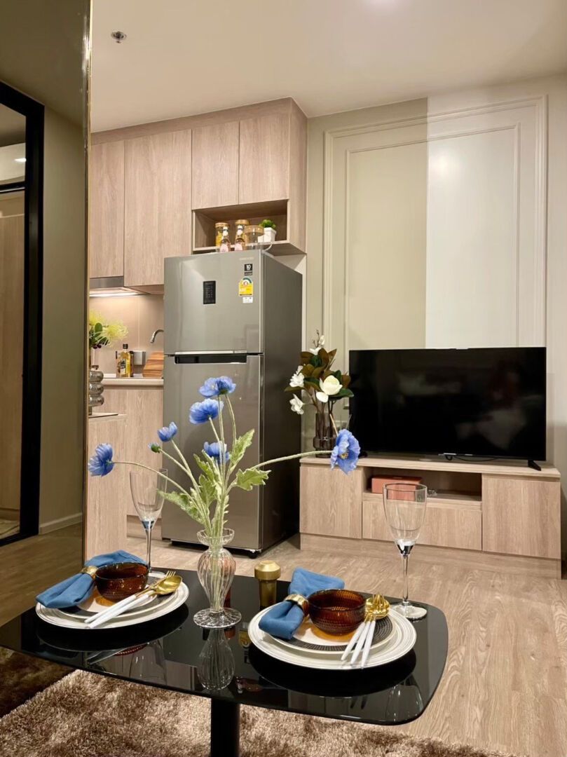 Modiz Sukhumvit 50: Kitchen and fitted cabinetry