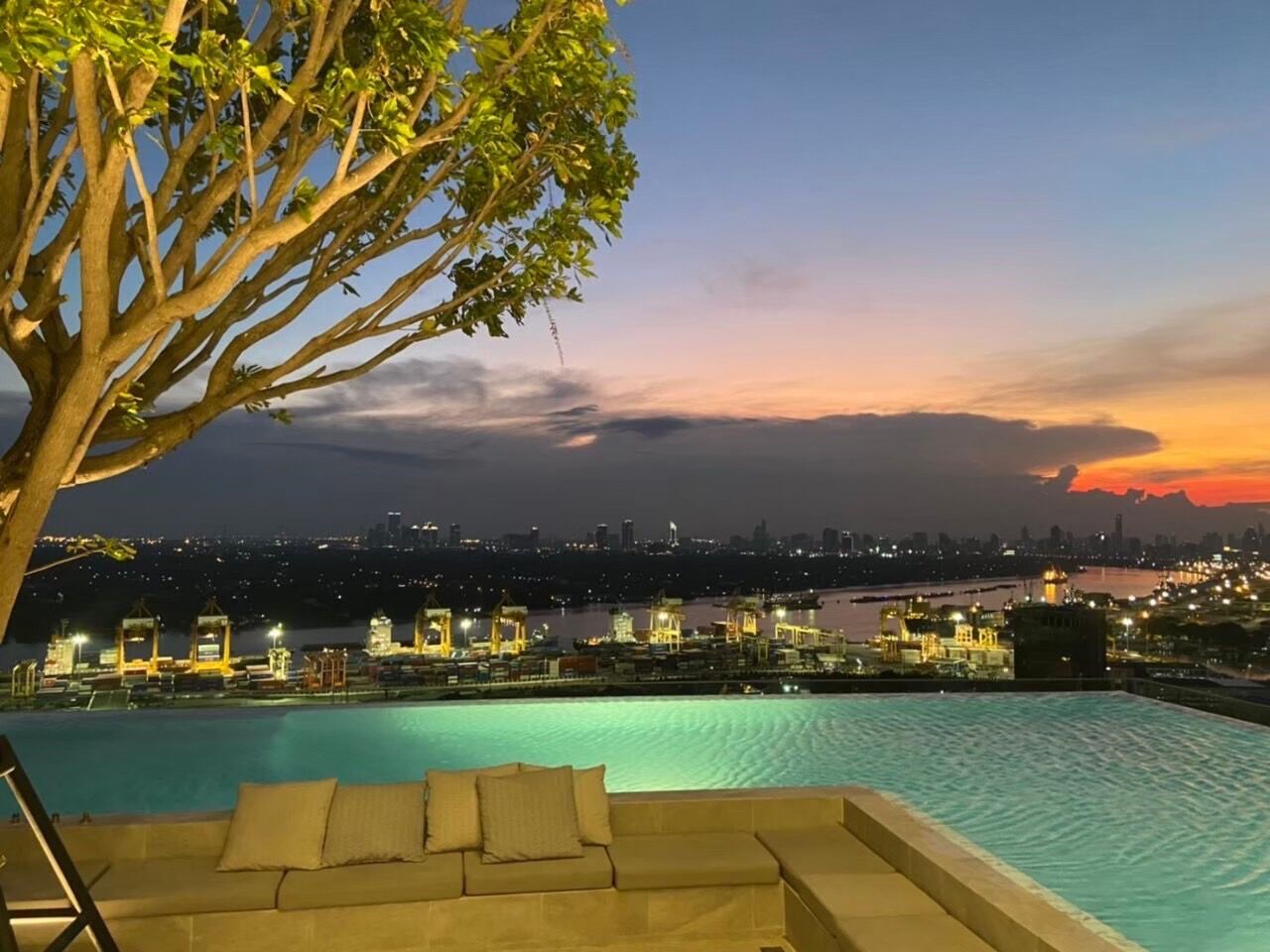 Modiz Sukhumvit 50: Swimming pool and surrounding deck