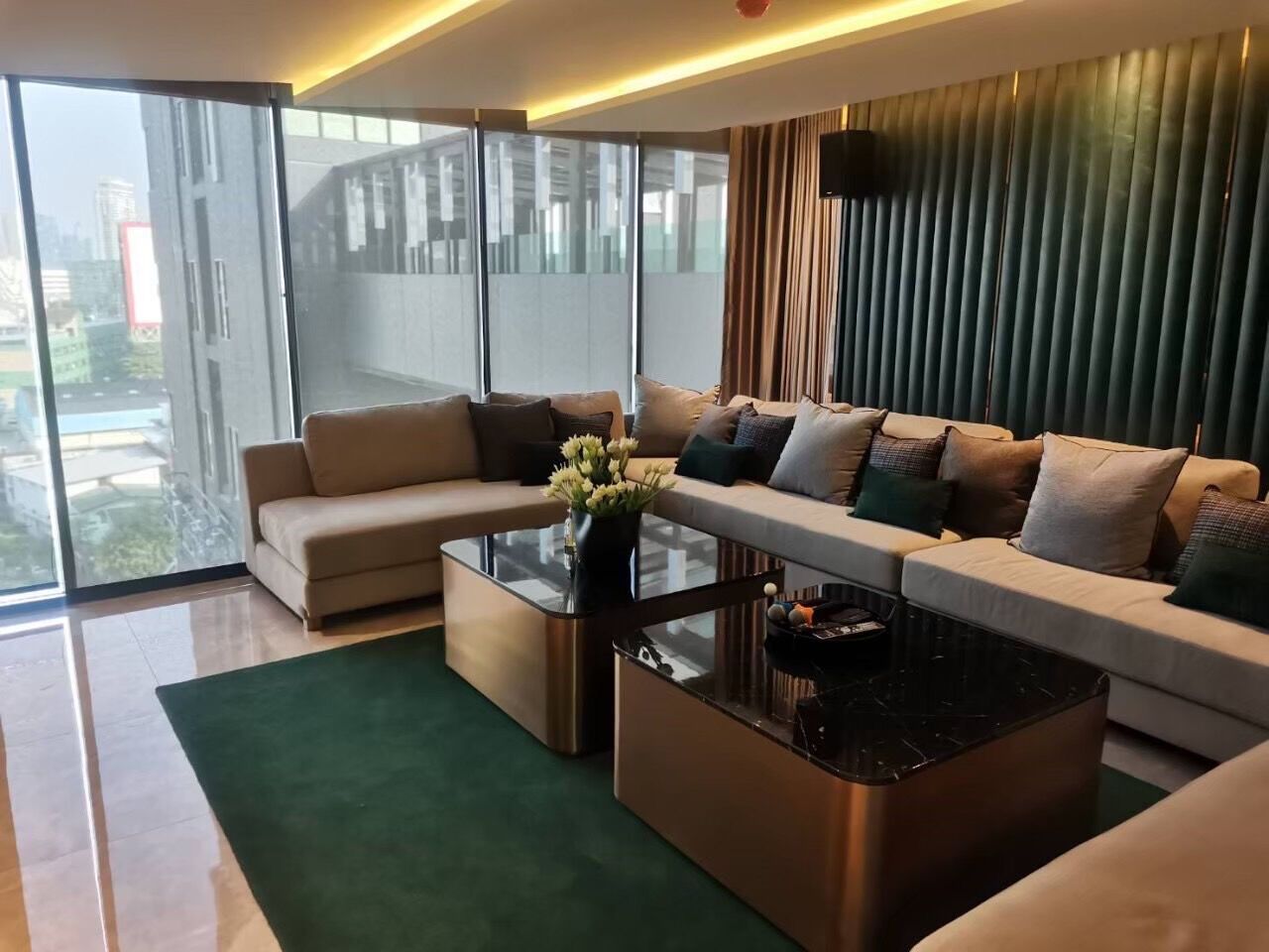 Modiz Sukhumvit 50: Shared lounge and seating