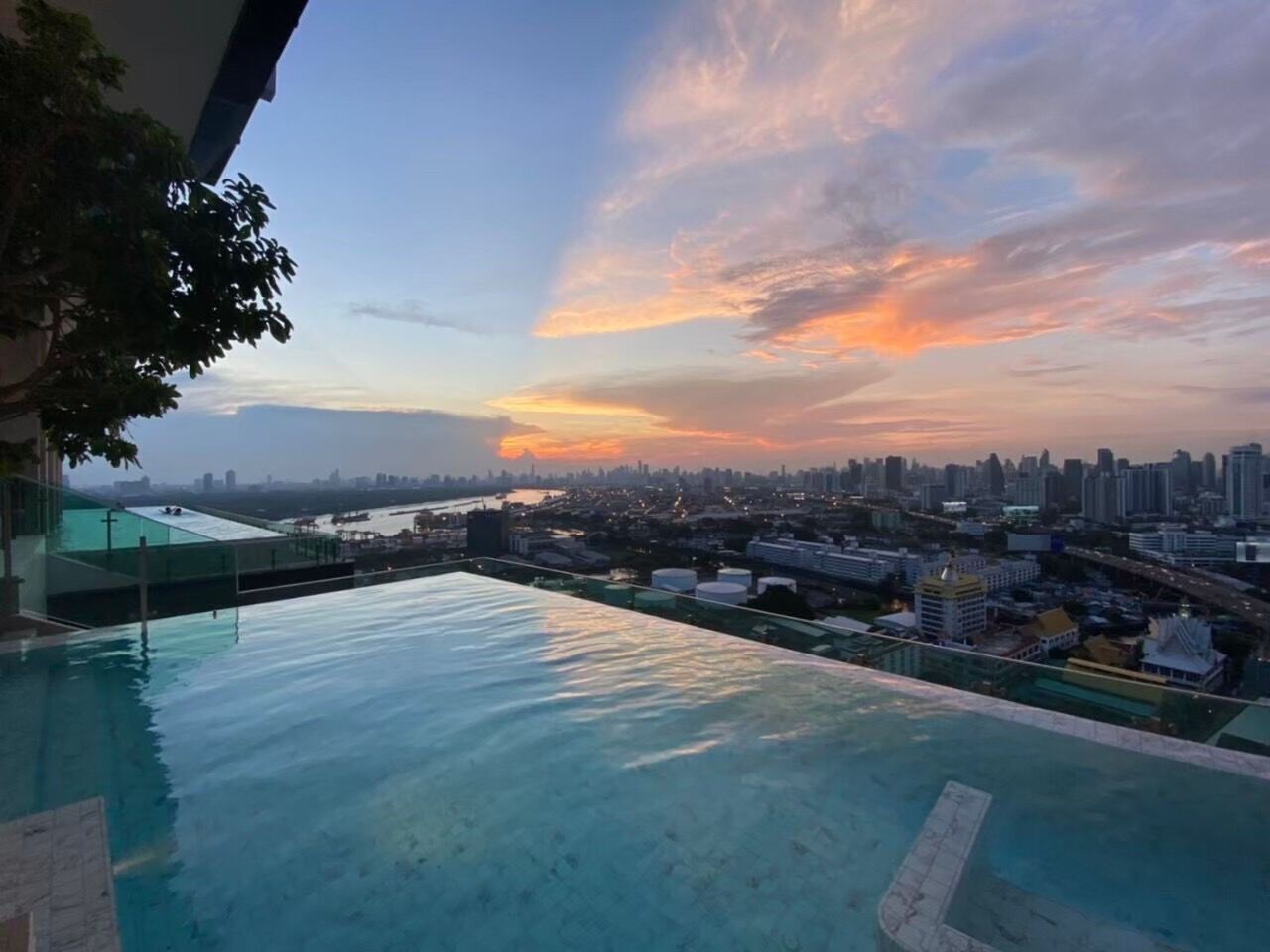 Modiz Sukhumvit 50: Swimming pool and surrounding deck