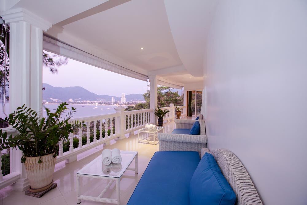 Patong villa: ระเบียงและทิวทัศน์ภายนอก