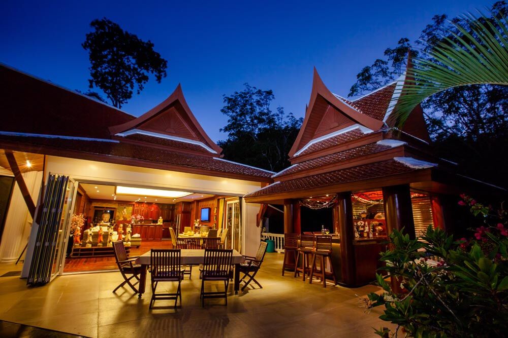 Patong villa: ระเบียงกลางแจ้งและพื้นที่นั่งพัก
