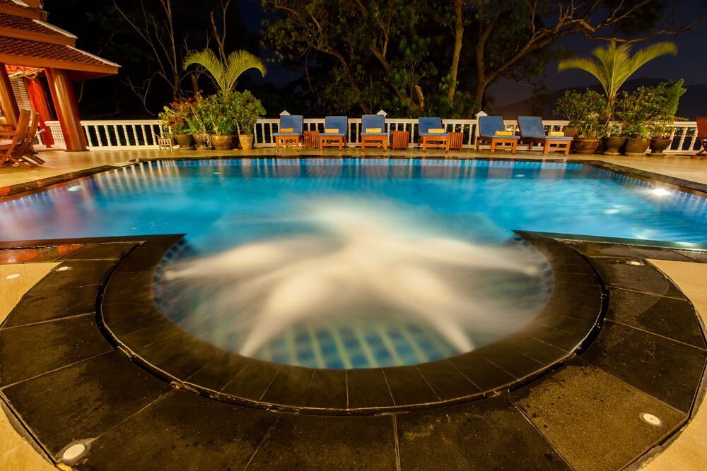 Patong villa: สระว่ายน้ำและพื้นที่โดยรอบ