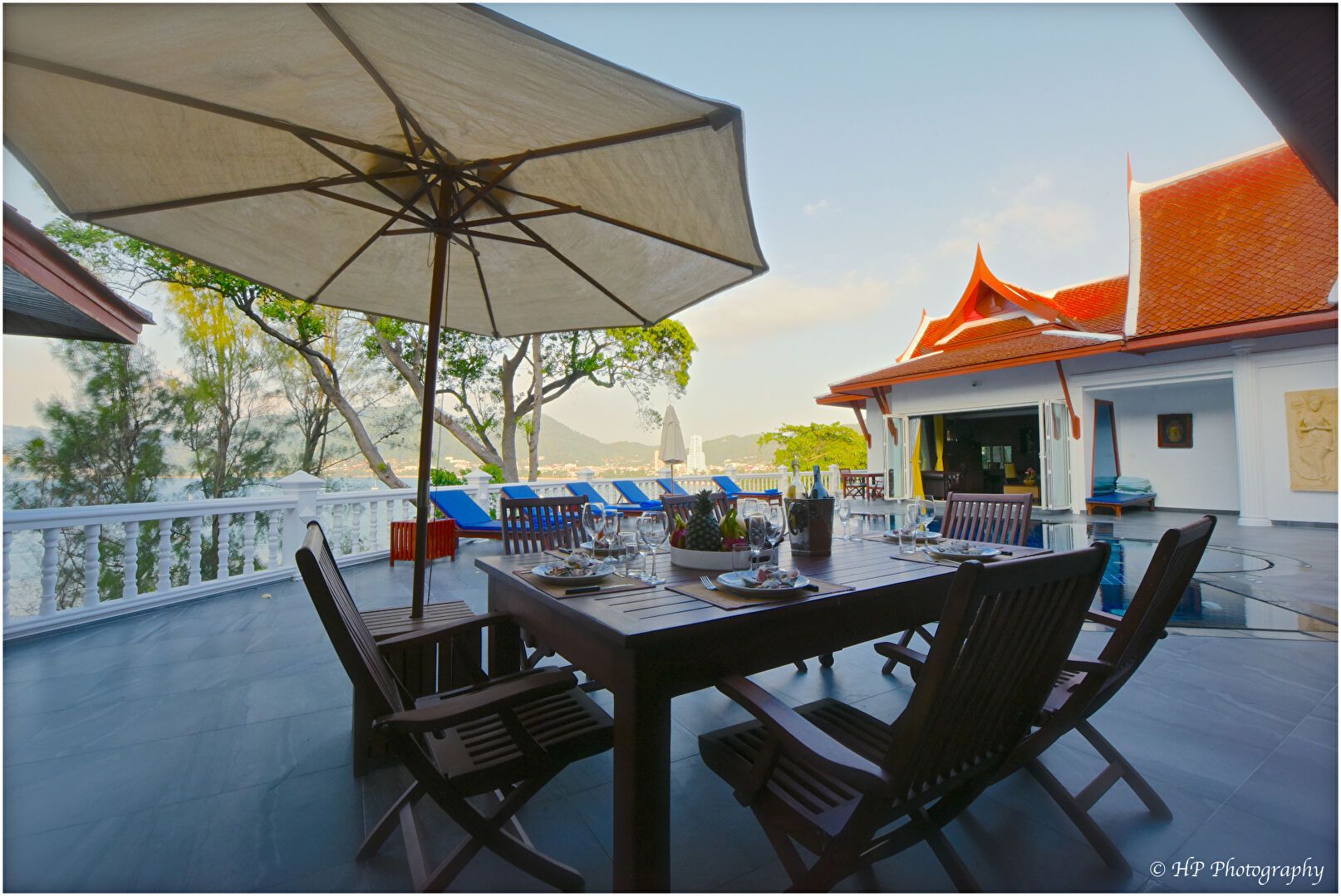 Patong villa: ระเบียงกลางแจ้งและพื้นที่นั่งพัก
